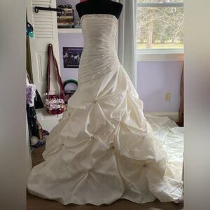 Elegant Ivory Strapless Wedding Gown